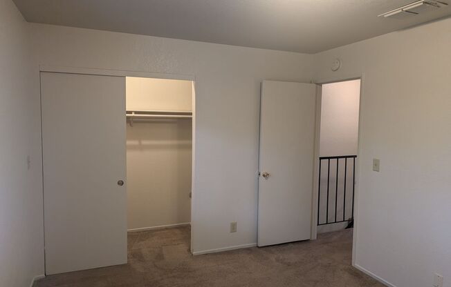 2 beds, 1 bath, 950 sqft, $1,100, Unit I