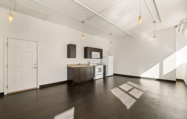 1 bed, 1 bath, 584 sqft, $1,075, Unit Unit 211