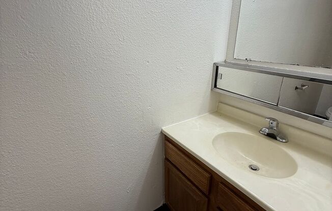 3 beds, 1.5 baths, 1,140 sqft, $1,199, Unit 405-102