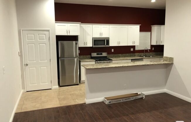 1 bed, 1 bath, 700 sqft, $2,500