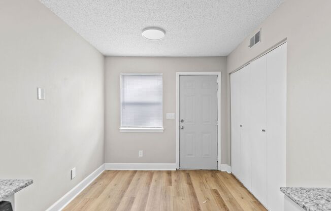 2 beds, 1 bath, 960 sqft, $949