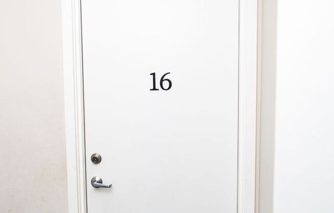 2 beds, 1 bath, $995, Unit 4001 Holdrege St. #16