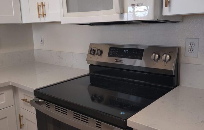 Beautiful 2Bed/2Bath 1st Floor Condo located near Boca Park!