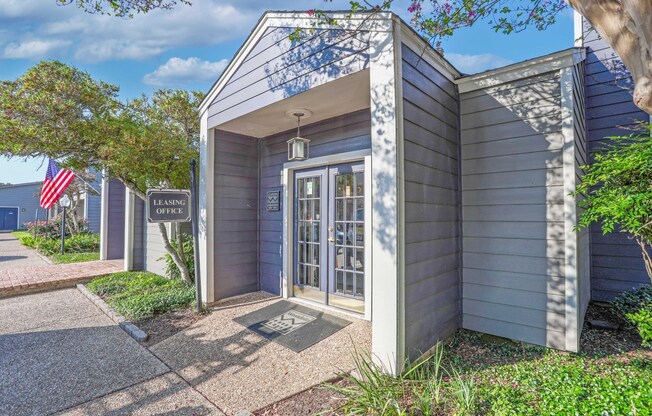 Entrance of the leasing office at Laurel Parc apartments in Shreveport, LA.