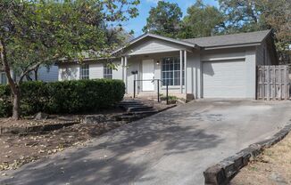 Blocks from St Edwards - Charming single-story Home