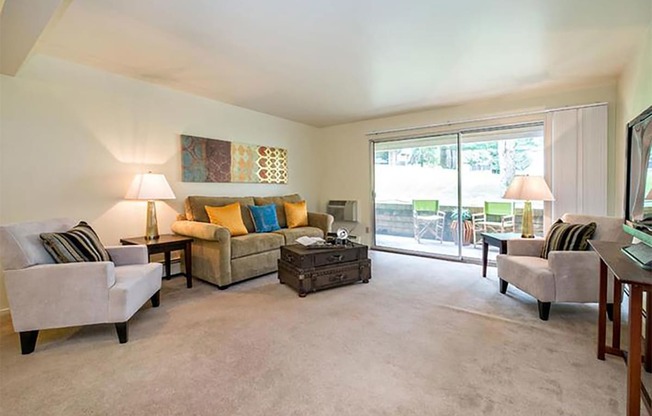 611 Regency Way Apartments Living Room