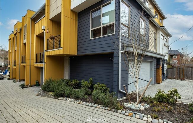 Spacious New Townhouse with 2 Car Garage and Rooftop!!