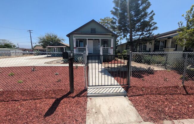 Bright & Clean 2 Bed | 1 Bath Home With a separate Den– 906 Sq. Ft. with Private Parking! Now Available!