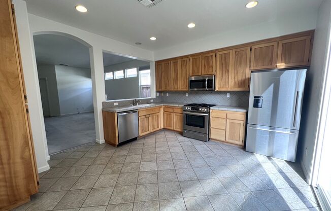 3 beds, 2 baths, $3,300