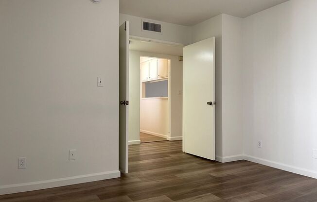 SHERMAN OAKS!!!: FANTASTIC 2 BEDROOM + 1 1/2 BATHROOM CONDO!