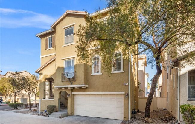 Spacious and Inviting 4-bedroom, Downstairs Bedroom Suite