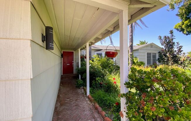 Serene Burlingame Retreat: 2+ Bedroom Home with Canyon Views