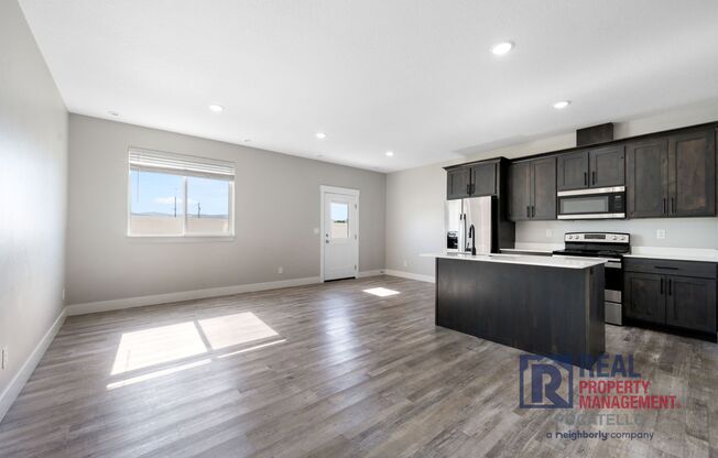 MOVE-IN SPECIAL - 3 Bedroom 2.5 Bathroom Town Home - 1 Car Garage - Dog Friendly