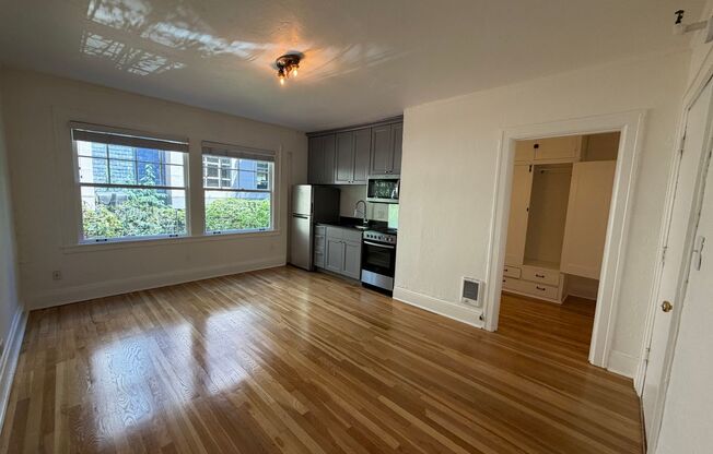 Studio, 1 bath, 320 sqft, $1,149, Unit 05
