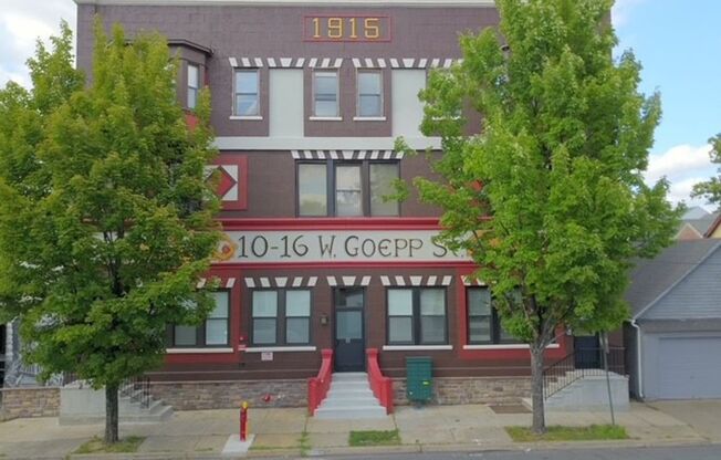10 W Goepp Street