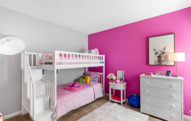 St. Ives Crossing apartments in Stockbridge Georgia photo of guest bedroom