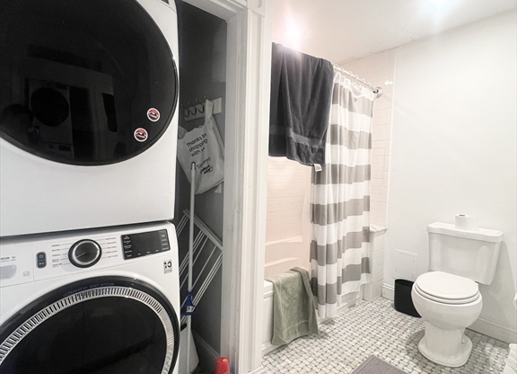 2 beds, 1 bath, $3,600, Unit 32