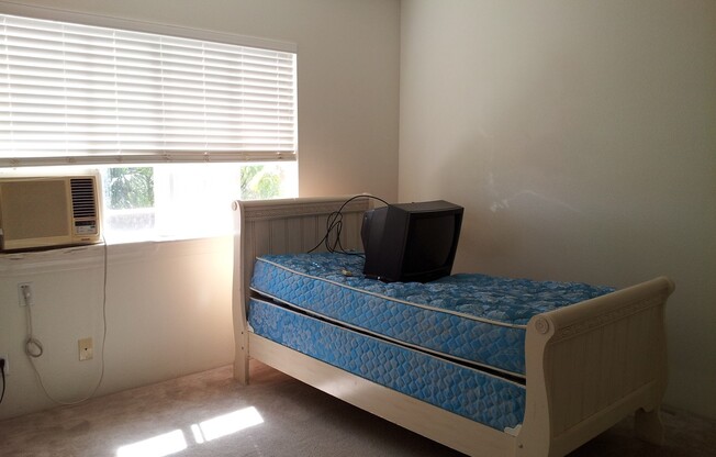 Studio unit (Utilities included - Electric, Water/Sewer, Cable, Internet)