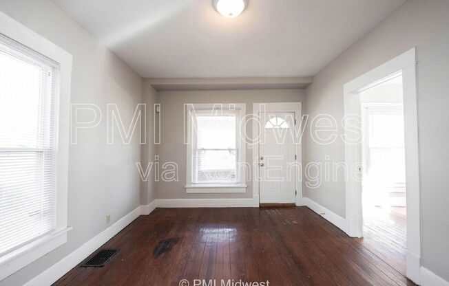323 W 40 ST