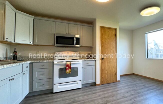 2 beds, 1 bath, 940 sqft, $1,825