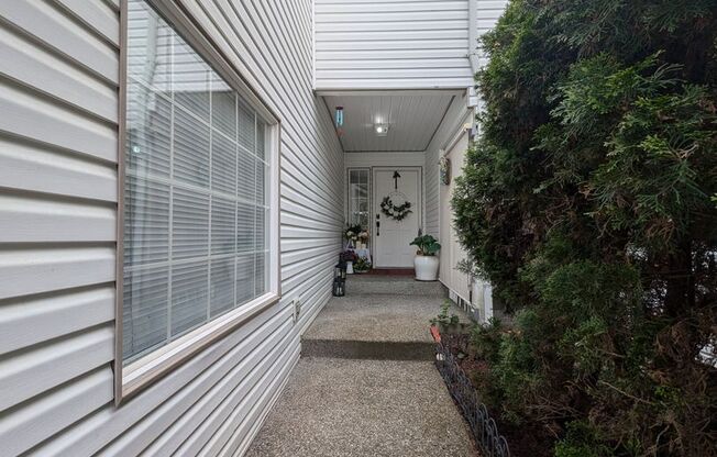 Mill Creek Townhome for Rent in June! Fully Updated, 3Bed/2.5 Bath, Fenced Patio, Parking & More!