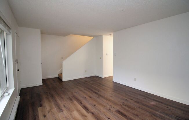 MOVE-IN SPECIAL!*** Fully Remodeled Townhome 4 Mins from Multnomah Village