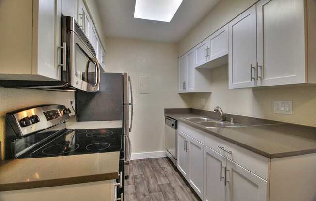 Electric Range In Kitchen at 720 North Apartments, Sunnyvale, CA, 94085