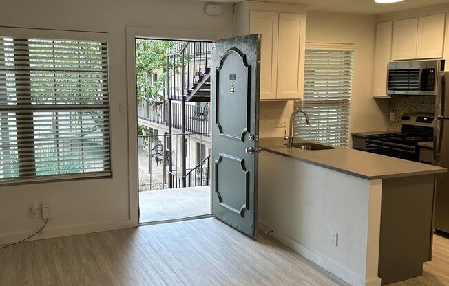 1 bed, 1 bath, 650 sqft, $1,389, Unit SUX-220