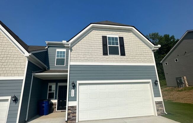 3 Bedroom 2.5 Bath End Unit Townhome in Shelbyville!