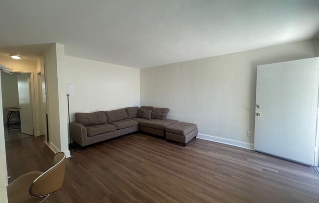 2 beds, 1 bath, $2,610, Unit 3