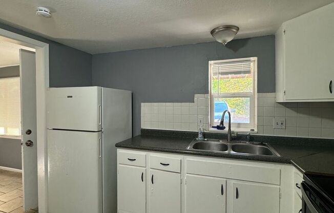 2 beds, 1 bath, $1,095