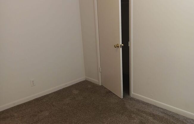 2 beds, 1 bath, 925 sqft, $1,085, Unit X03