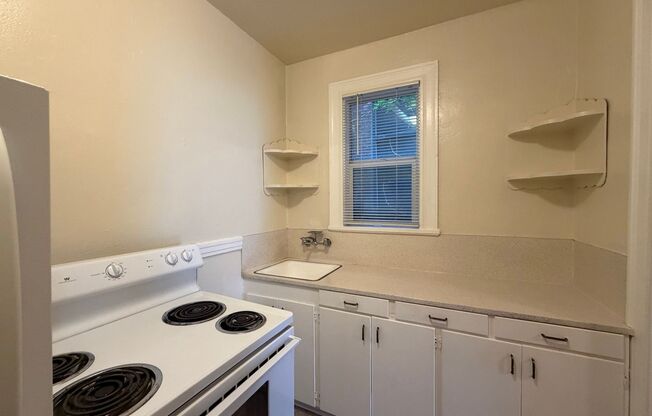2 beds, 1 bath, 860 sqft, $1,695, Unit 211