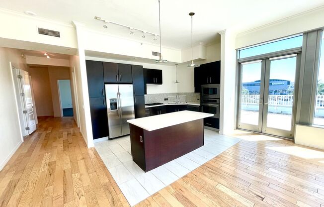 Highrise with view of Sphere