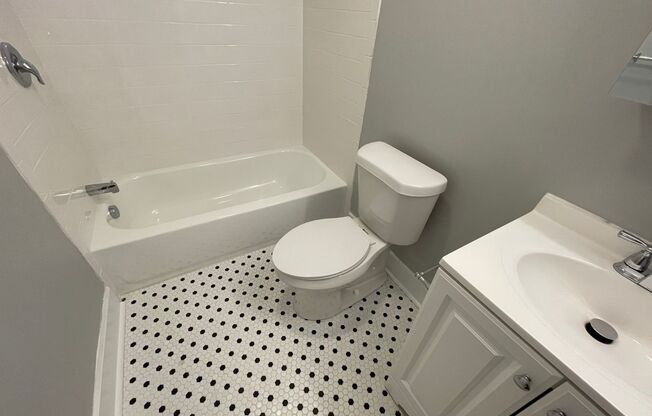 2 beds, 1 bath, 750 sqft, $2,199, Unit 5641 Hobart St. #B5