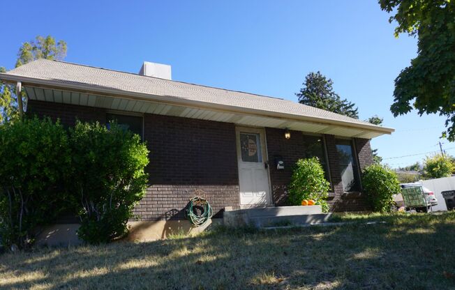 Adorable Bountiful 6 Bedroom Home