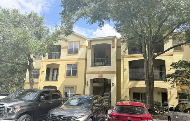 3rd Floor Unit, 1 bed/1 bath with Den in CARROLLWOOD AREA