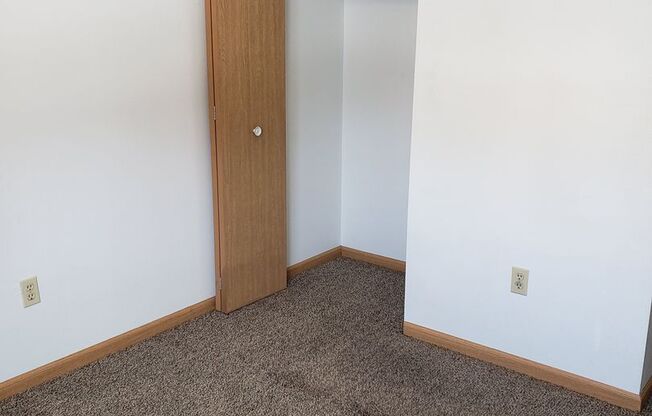 2 beds, 1 bath, $800, Unit 9