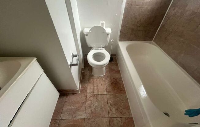 1 bed, 1 bath, 550 sqft, $1,250, Unit B16
