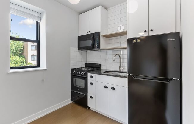 Studio, 1 bath, 225 sqft, $1,365, Unit 306
