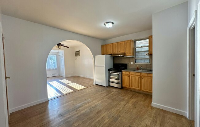 2 beds, 1 bath, $3,000, Unit 1