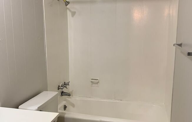 2 beds, 1 bath, 764 sqft, $875, Unit 11B