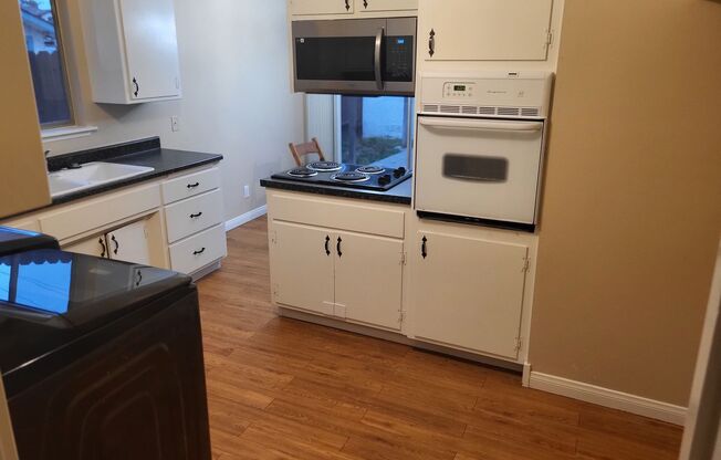 2 beds, 1 bath, 1,050 sqft, $2,950, Unit 4275 Howard Ave.