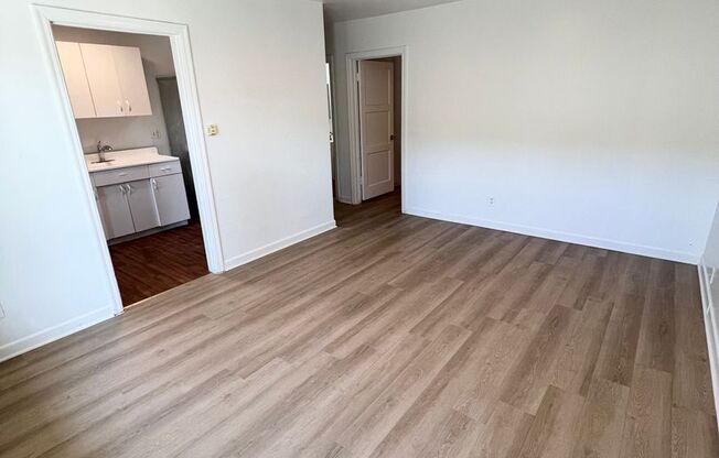 Spacious 2BD/1BA, 1BD/1BA, Studio/1BA(All Utilities Pay)-Cute Efficiency-Great Location