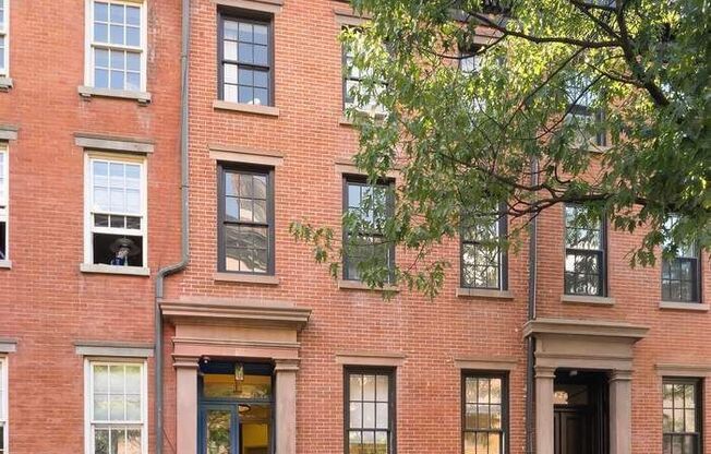 426 W 22 ST