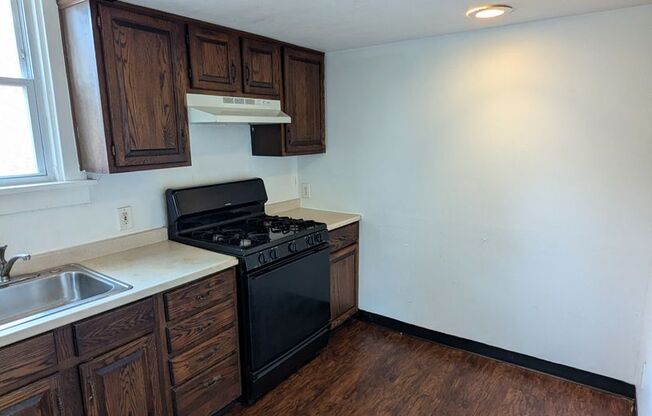 3 beds, 1 bath, $1,100