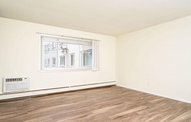 Studio, 1 bath, 400 sqft, $895, Unit 210