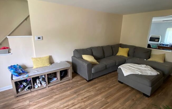 Spacious 3 bed, 1.5 bath single family home with central air - Verona, PA
