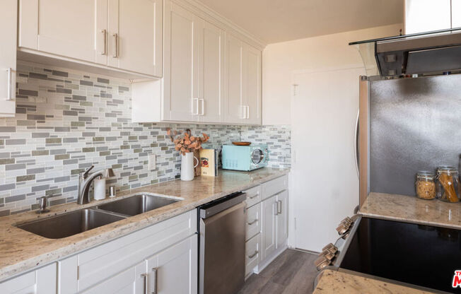 2 beds, 2 baths, 885 sqft, $4,250, Unit 1011
