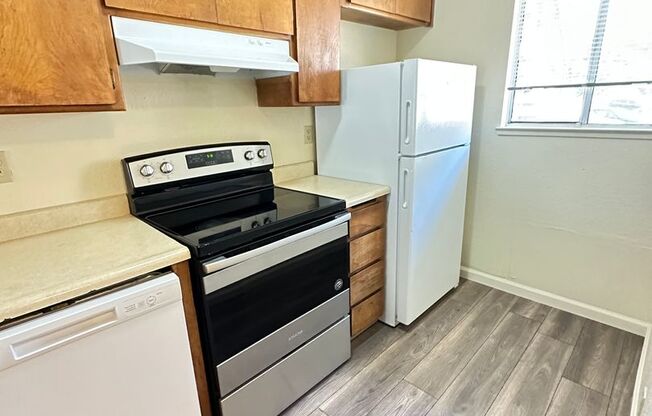 2 beds, 1 bath, $1,300, Unit Apt 16